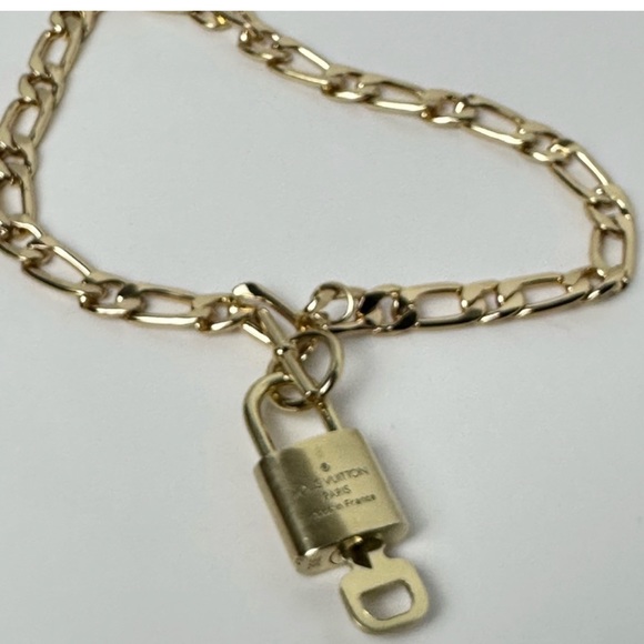 Louis Vuitton Lock and Key Lot 306 - Picture 4 of 6